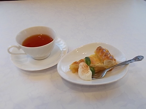 三時のおやつの紅茶とアップルパイ