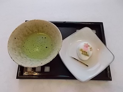 三時のおやつの抹茶と和菓子（花いかだ）